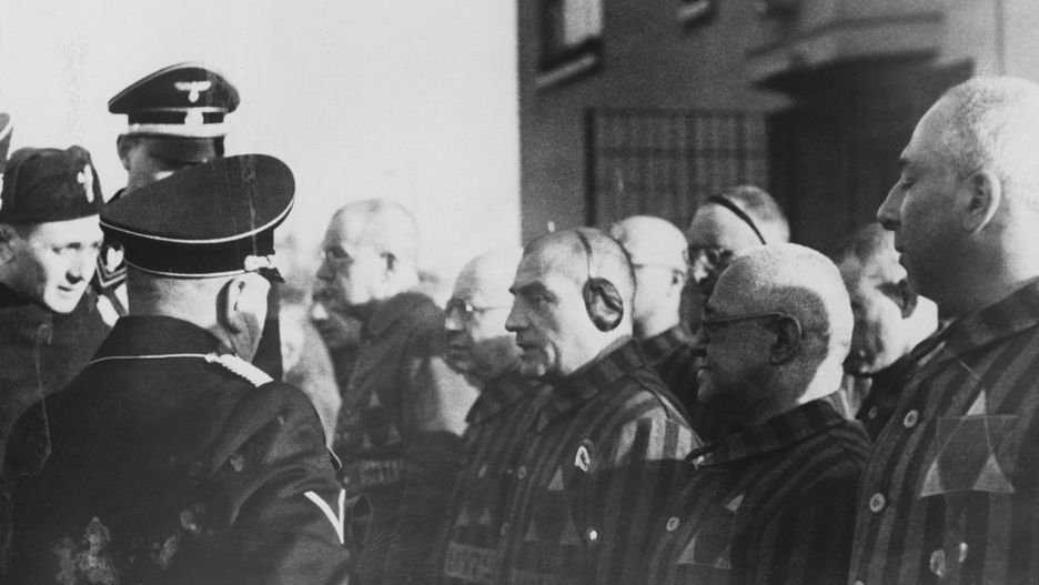 Profesor Landra przesłuchuje więźniów w Sachsenhausen w Niemczech