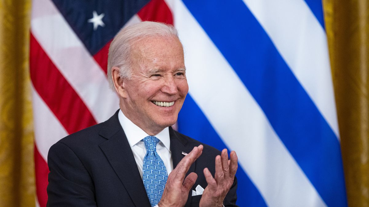 US President Joe Biden applauds during a reception in honor of Greece's prime minister in the East Room of the White House in Washington, DC, USA, on 16 May 2022. The leaders were expected to discuss 'supporting the people of Ukraine and impose economic costs on Russia for its unprovoked aggression', according to the White House. EPA/Al Drago / POOL Dostawca: PAP/EPA.