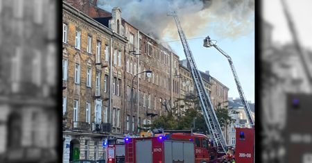 Pożar niedaleko centrum handlowego w Warszawie. Internauci nie wierzą, że to przypadek