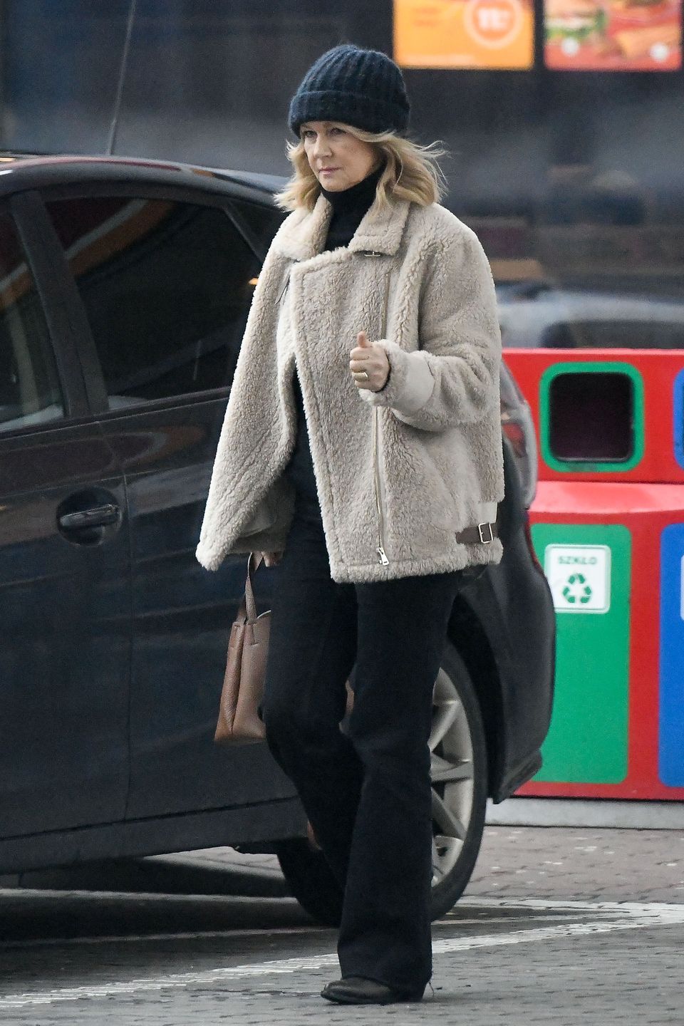 Grażyna Torbicka na stacji benzynowej