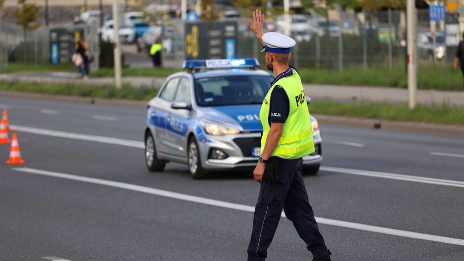 Osobówka z przyczepą zderzyła się z dostawczakiem