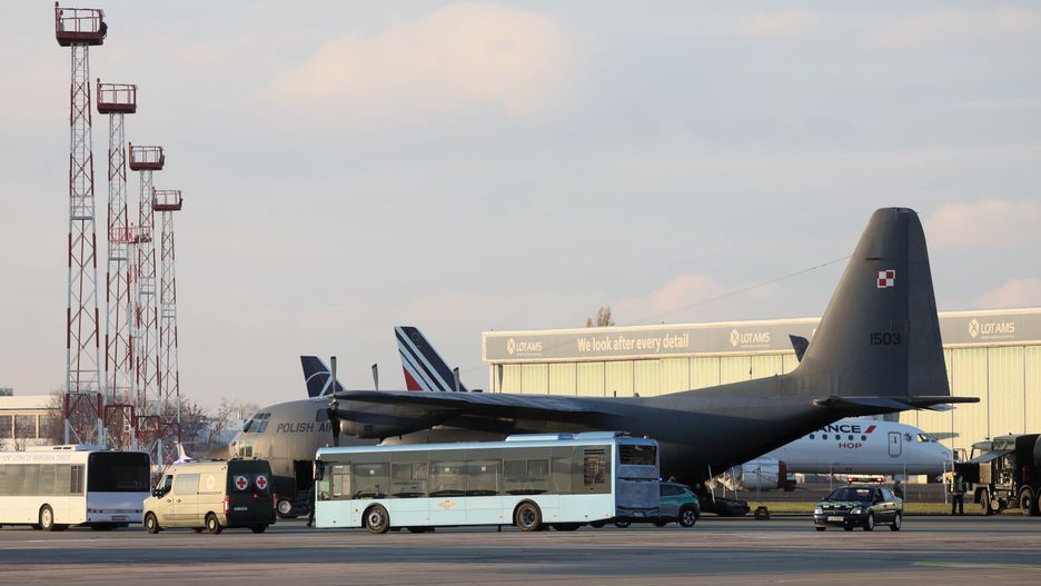 przylot Polak�w
Warszawa, 13.11.2023. Samolot wojskowy z polskimi obywatelami na pok�adzie wyl�dowa� na terenie 1. Bazy Lotnictwa Transportowego w Warszawie, 13 bm. Polscy obywatele ze Strefy Gazy zostali przepuszczeni przez granic� z Egiptem i przetransportowani do Polski. (amb) PAP/Leszek Szyma�ski
Leszek Szyma�ski
1 Baza Lotnictwa Transportowego, autokar, ewakuacja, lotnisko, Polacy, Polak�w, powr�t, przylot, samolot, strefy Gazy, transport, wojskowe