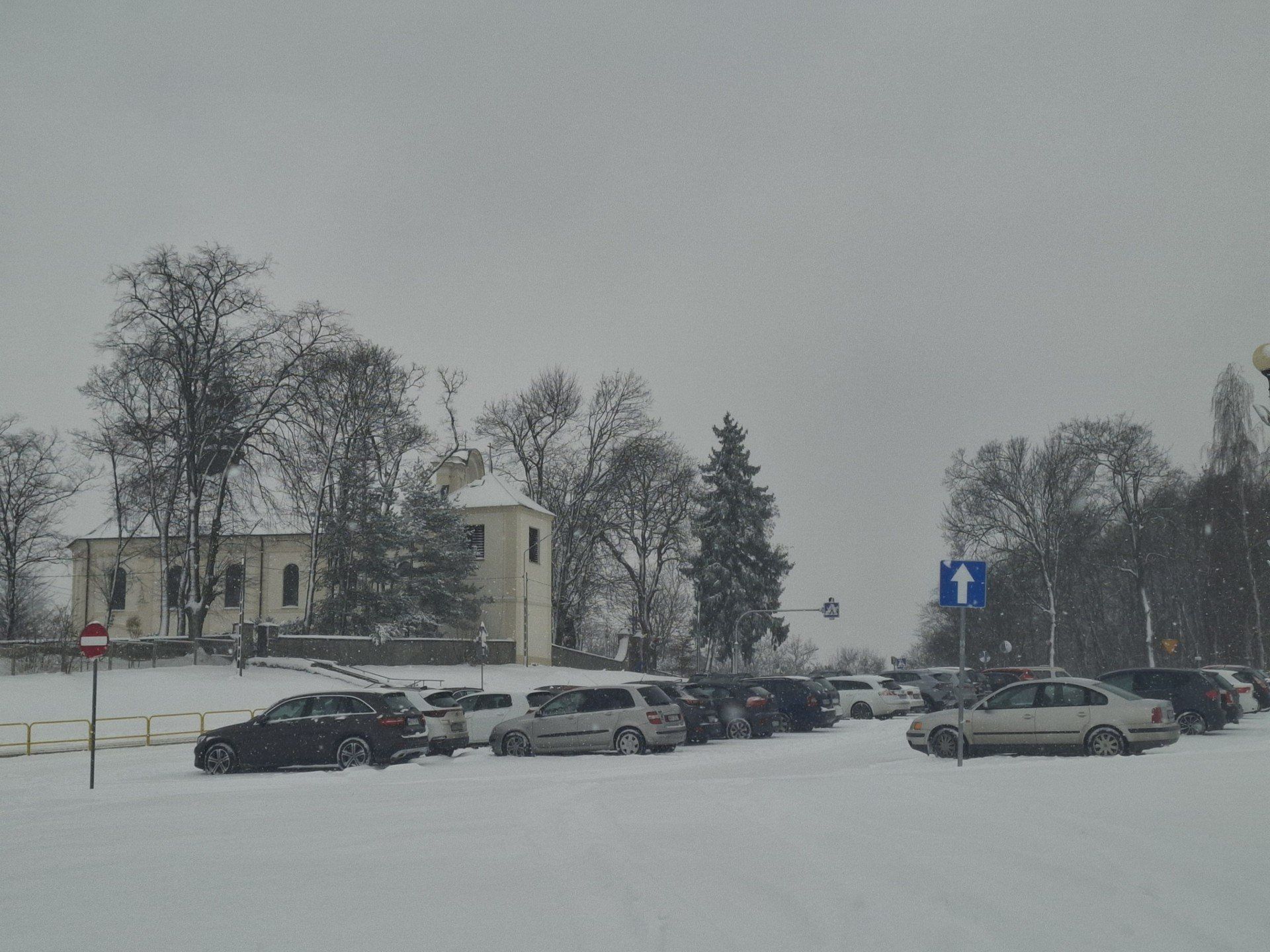 Biały puch przykrył pięknie okolice kościoła w Kowali. 