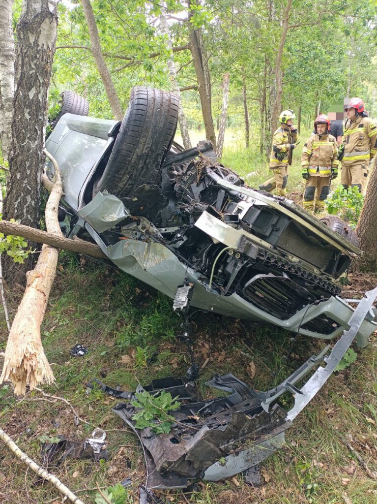 Kierujący BMW wypadł z drogi i dachował. Jazda zakończyła się na drzewie