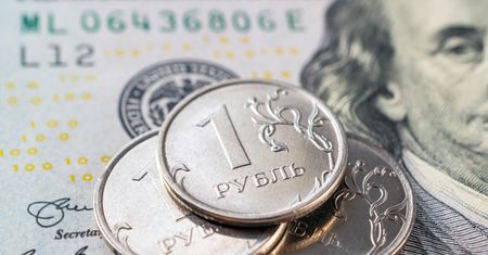 Rubel znów blisko psychologicznej bariery. Rosyjską walutę czeka "trudny tydzień"