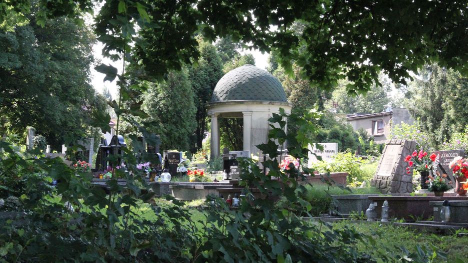 Bielsko-Biała. Miasto przeznaczy 200 tys zł na remont muru cmentarnego.