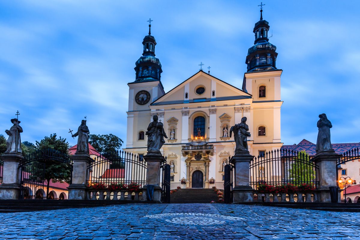 To sanktuarium ściąga tłumy pielgrzymów. Można w nim podziwiać ruchomą szopkę