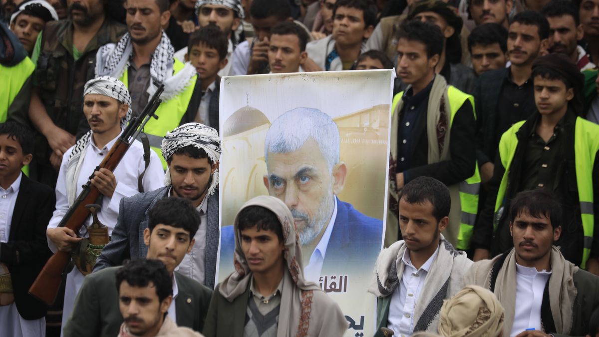 Houthi supporters hold a placard with a picture of late Hamas leader Yahya Sinwar during a protest against the US and Israel in Sana'a, Yemen, 01 August 2025. Thousands rallied in solidarity with the Palestinian people in Gaza and protested against the United States and Israel amid widespread famine in the enclave. EPA/YAHYA ARHAB Dostawca: PAP/EPA.