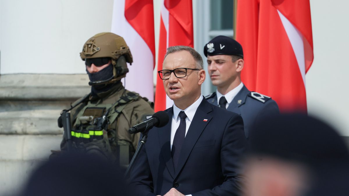 Warszawa, 05.06.2025. Prezydent RP Andrzej Duda (C) podczas uroczystych obchodów Święta Służby Ochrony Państwa na dziedzińcu Belwederu w Warszawie, 5 bm. Program uroczystości obejmuje wręczenie odznaczeń państwowych funkcjonariuszom i pracownikom Służby Ochrony Państwa przez prezydenta RP oraz aktów mianowania na wyższe stopnie służbowe przez szefa MSWiA. (jm) PAP/Paweł Supernak