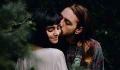 Polacy są narodem otwartym: dbamy o relacje z rodziną, szanujemy obcokrajowców i inne narodowości (raport)