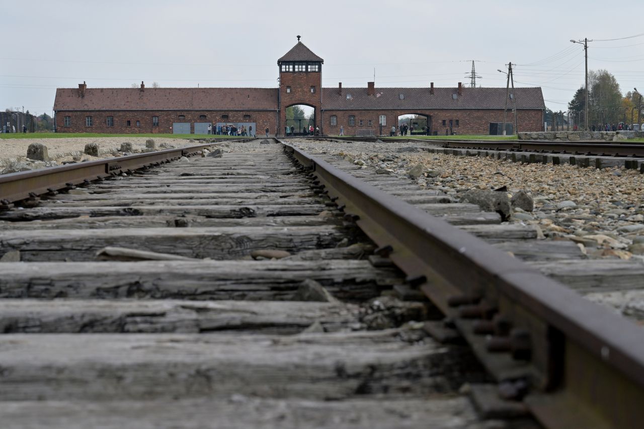 Rzeszowscy policjanci zwiedzili Muzeum Auschwitz-Birkenau. Uczyli się o źródłach nienawiści