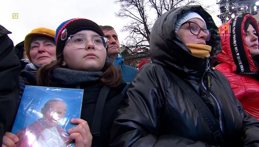 Publiczność zgromadzona na wadowickim rynku miała ze sobą portrety Jana Pawła II