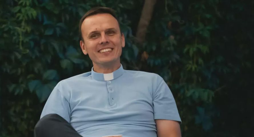 "Ksiądz z osiedla" upomniany za działania w mediach. Duchowny odpowiedział na zarzuty