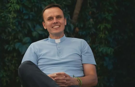 "Ksiądz z osiedla" upomniany za działania w mediach. Duchowny odpowiedział na zarzuty