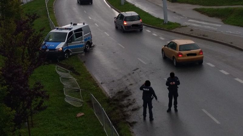 Radiowóz wjechał w barierki na ul. Filaretów w Lublinie