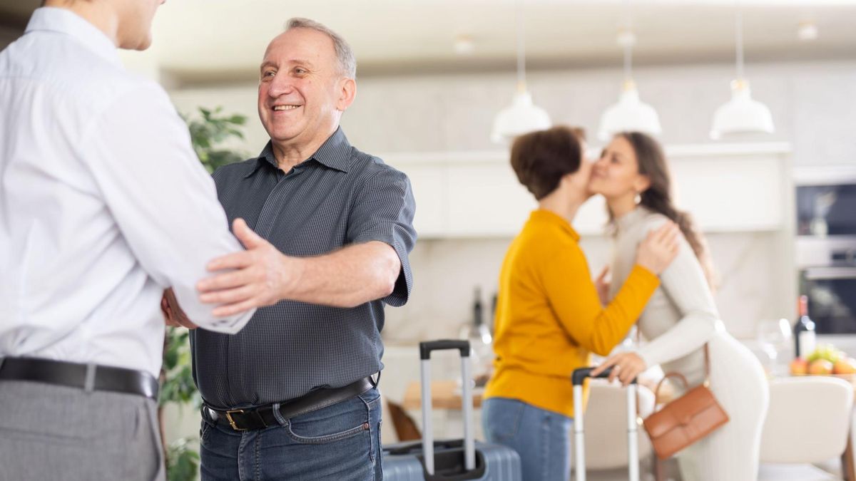 Zazwyczaj relacje z teściami ulegają pogorszeniu, kiedy ci wymagają kategorycznego respektowania ich zasad, skoro młodzi mieszkają w ich domu.