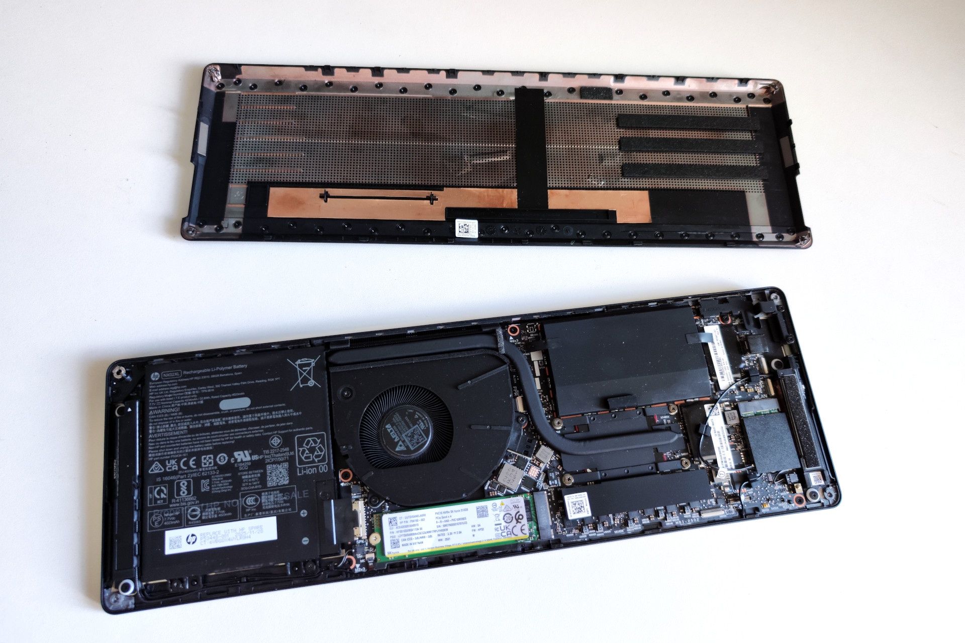 Wnętrze komputerka HP EliteBoard G1a
