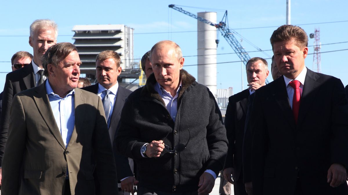 Władimir Putin, szef Gazpromu Aleksey Miller i Gerhard Schroeder 