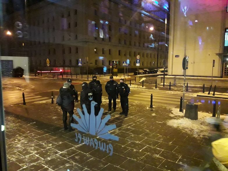 Policja regularnie pojawia się pod warszawskim klubem, w którym, mimo zakazu, odbywają się imprezy