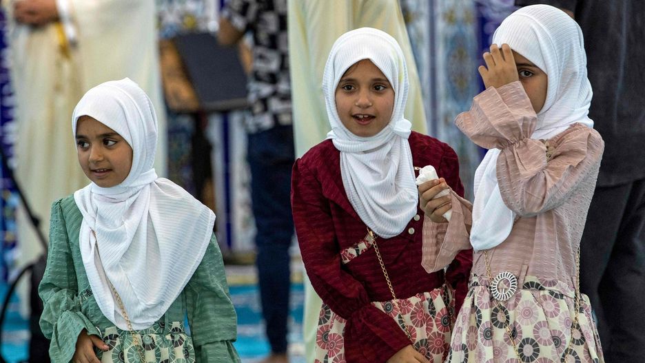 Eid al Fitr - ?wieto Przerwania Postu
Girls look on as Sunni Muslim worshippers gather for prayers on the first day of Eid al-Fitr, which marks the end of the holy fasting month of Ramadan, at the Basra Grand Mosque in Basra on April 21, 2023. (Photo by Hussein Faleh / AFP)
HUSSEIN FALEH