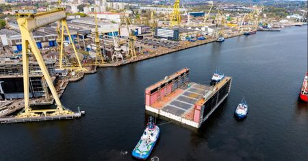 Gigantyczny dok wodowany w Szczecinie. Trwa skomplikowana operacja