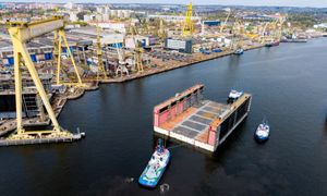 Gigantyczny dok wodowany w Szczecinie. Trwa skomplikowana operacja