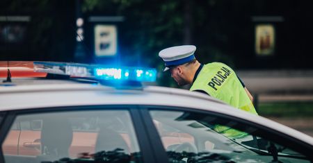 Chciał przewieźć nastolatki radiowozem. Spowodował wypadek