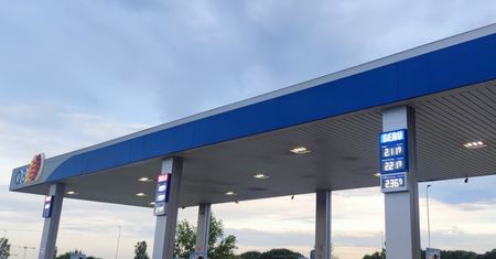 Prawie 1 zł różnicy na litrze. Uważaj podczas tankowania na włoskich stacjach
