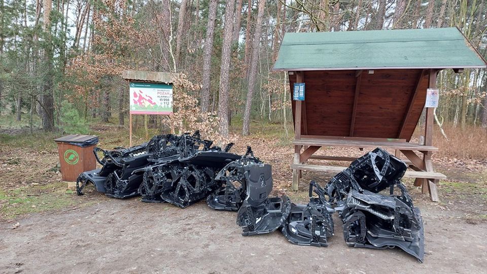 Śmieci pozostawione w lesie. Leśnicy pokazali zdjęcia