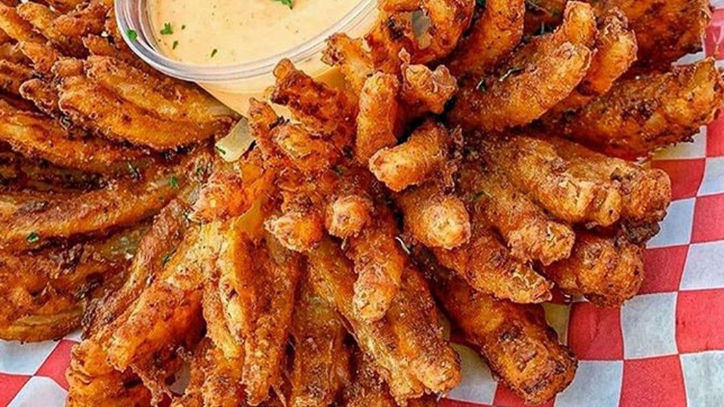 Frytki z cebuli to świetna alternatywa dla tradycyjnych frytek z ziemniaków.