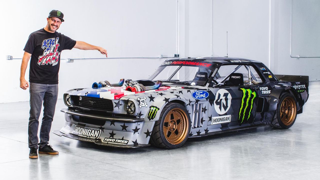 Ken Block twierdzi, że nigdy w życiu nie jeździł tak brutalnie mocnym samochodem. Podobno przyspiesza tak błyskawicznie, że nie nadąża zmieniać przełożeń.