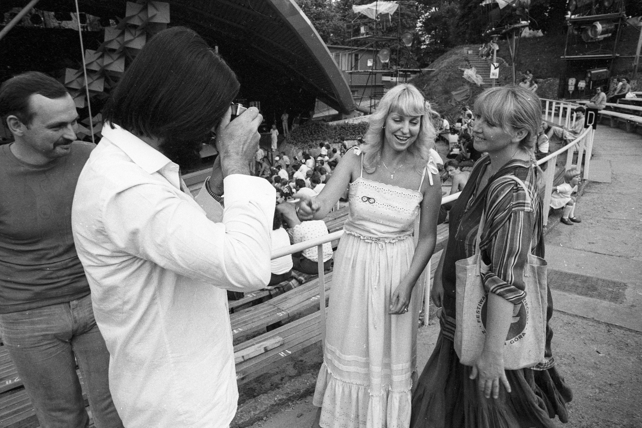 X Krajowy Festiwal Piosenki Polskiej w Opolu, 1972 rok, Czesław Niemen robi zdjęcie Urszuli Sipińskiej i Maryli Rodowicz