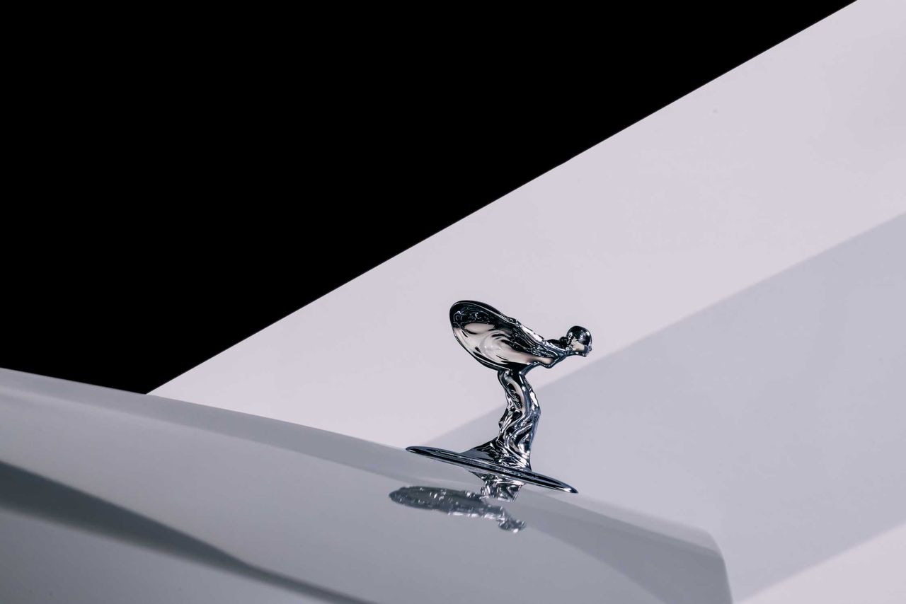 Spirit of Ecstasy Rolls-Royce'a zyskała nowe kształty. Wszystko w jednym celu