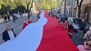 Dzień Flagi 2026. Tłum przeszedł ulicami Skierniewic z olbrzymią flagą