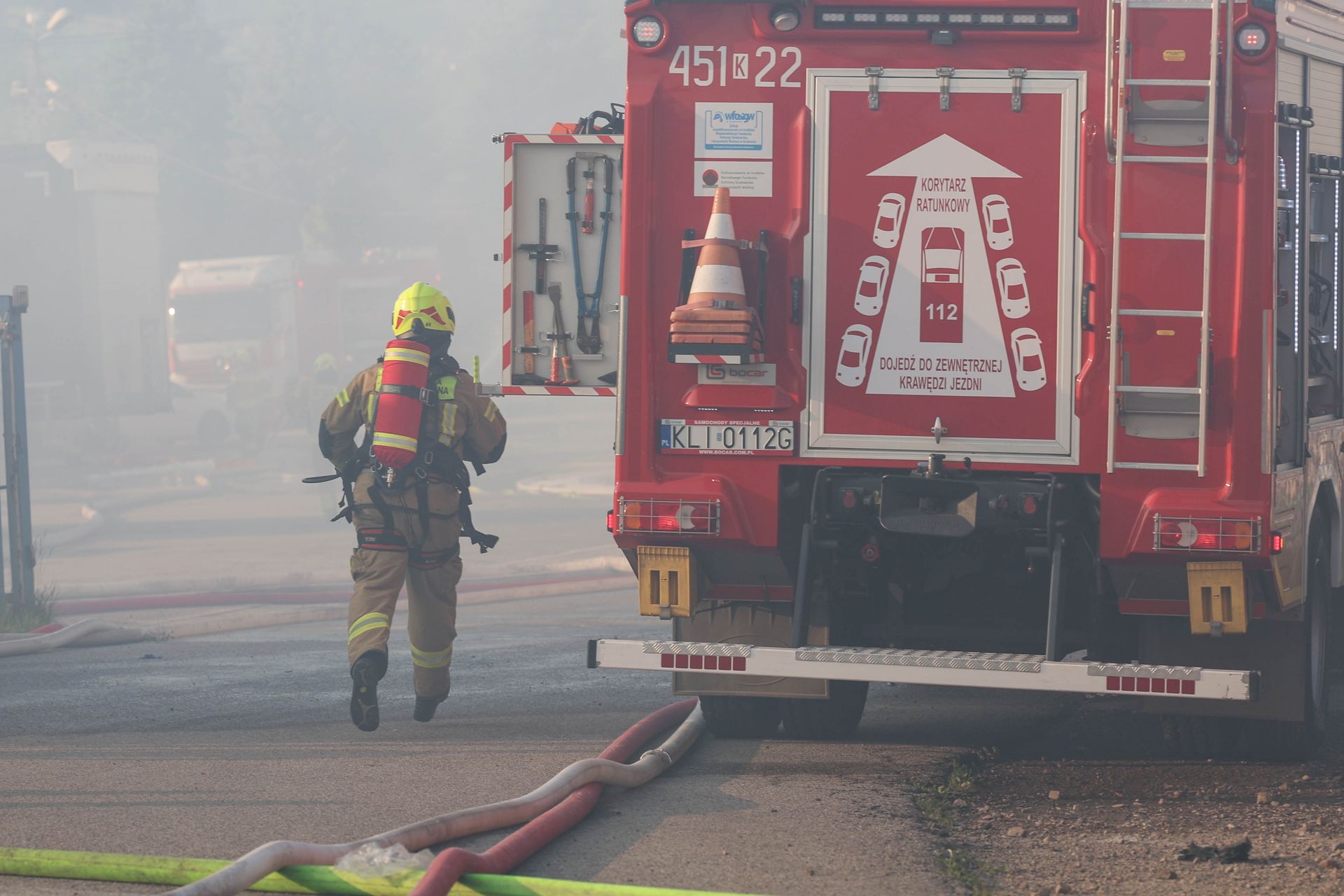 Pożar bloku we Wrocławiu: 2 ranne osoby, 30 ewakuowanych mieszkańców