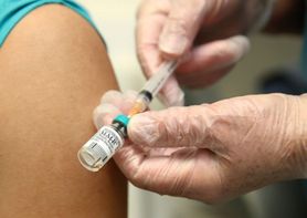 Reakcje niepożądane po szczepionce częściej występują u ozdrowieńców. Nowe badania