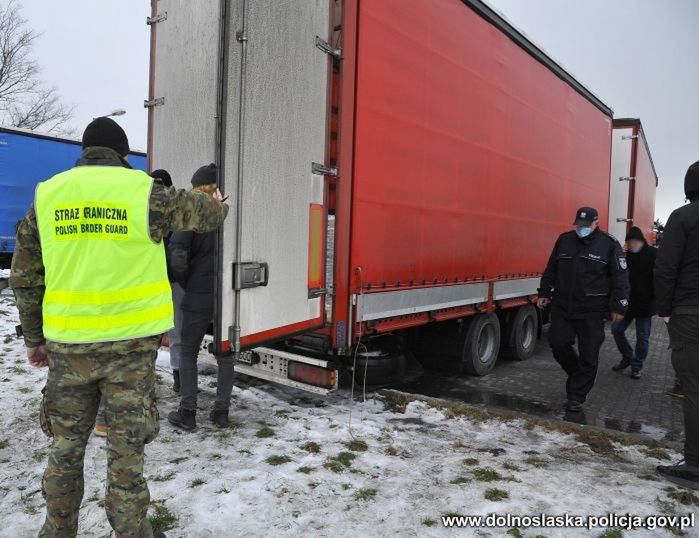 Ząbkowice Śląskie. Czterech Marokańczyków w naczepie TIR-a. Zostali przekazani Straży Granicznej