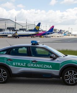 Palił papierosa w samolocie i awanturował się. Interwencja na lotnisku
