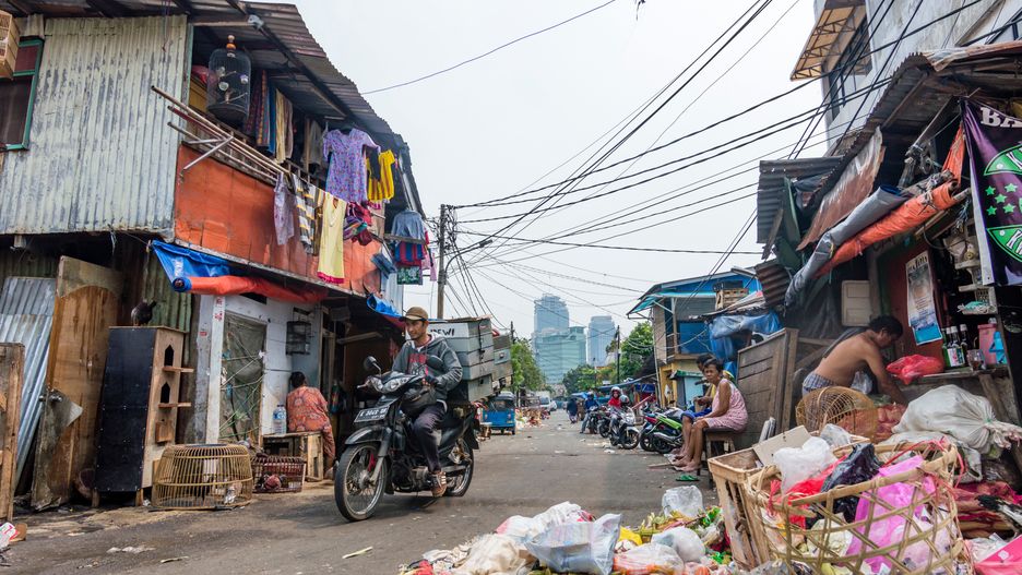 Takie widoki w Dżakarcie są niestety częste