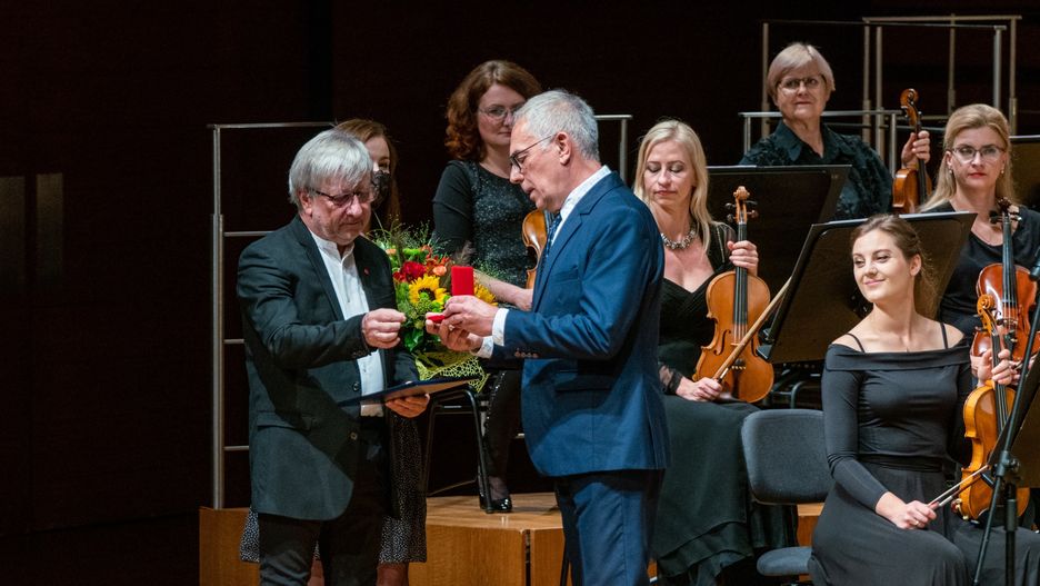 Wrocław. Andrzej Kosendiak ze Złotą Odznaką Honorową Wrocławia