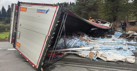 Tragiczny wypadek koło Nowego Sącza. Zderzenie ciężarówki z osobówką