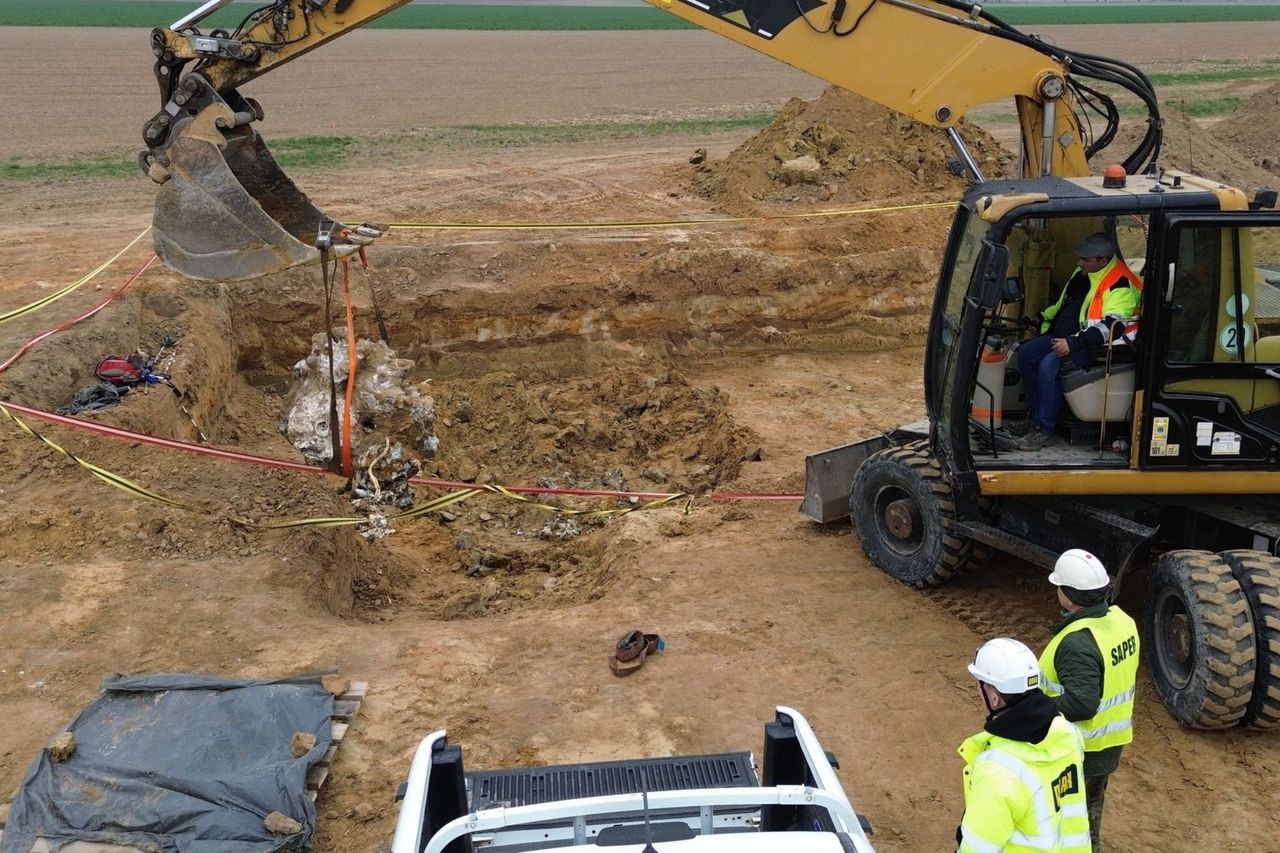 S8 w budowie. Leżał w ziemi od II wojny światowej. Niemiecki "skarb"