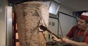 Sprawdzili, jak powstaje legendarny kebab. "Odkrojone kawałki kładzione wraz z tłuszczem z ogona"