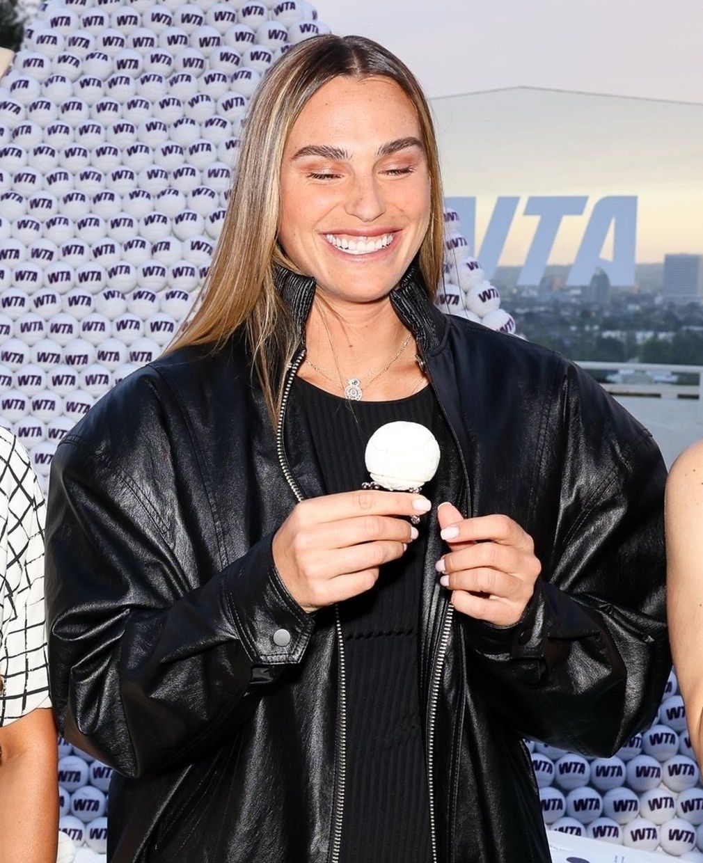 Aryna Sabalenka odsłania nogi w kusej mini