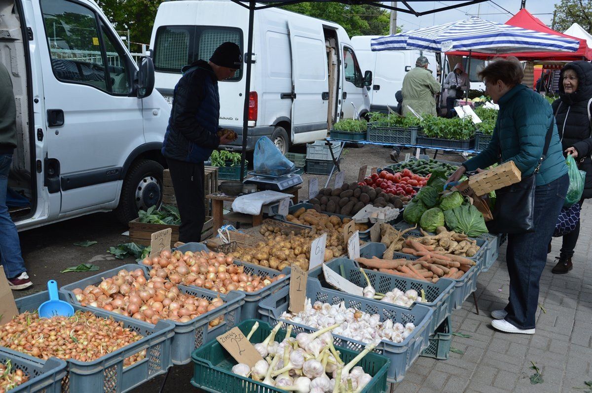Na straganach jest pełno świeżych  warzyw
