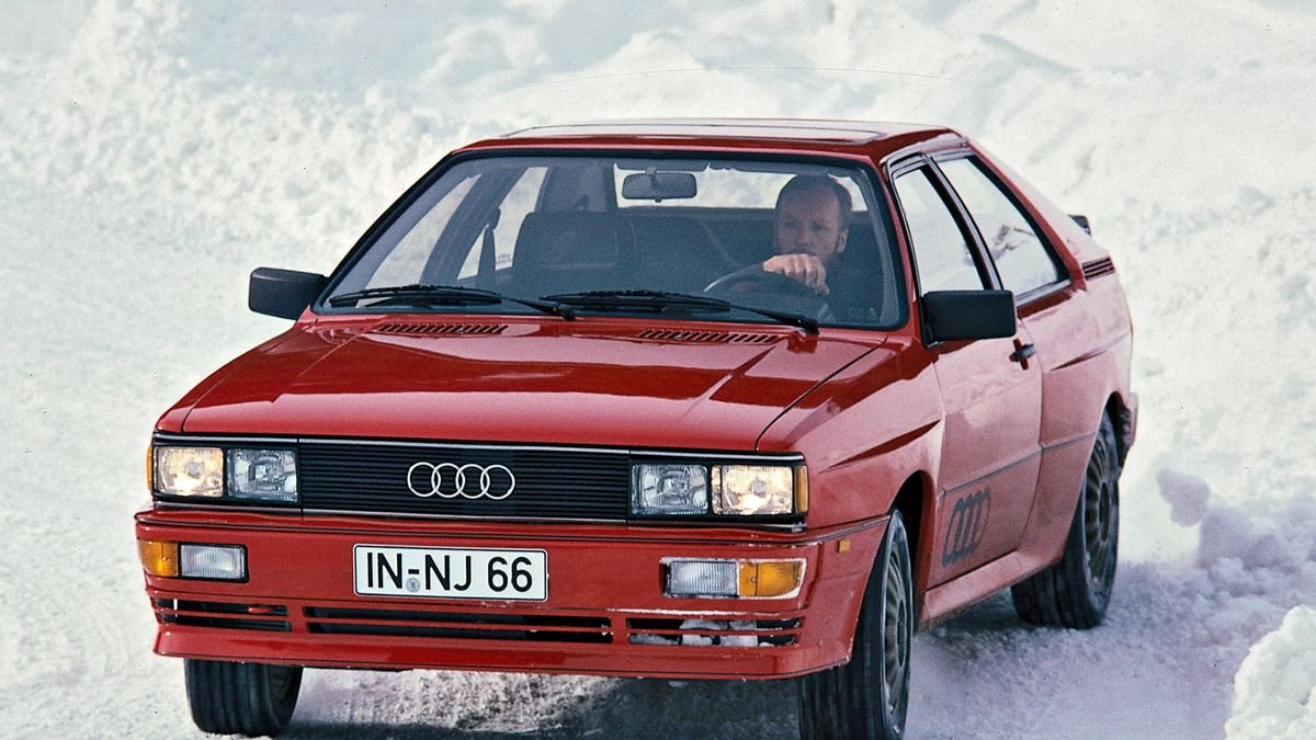 Można doszukiwać się początków gdzieś indziej, ale faktem jest, że to Audi wraz z modelem quattro wprowadziło na stałe do świata samochodów osobowych pojęcie "stałego napędu na cztery koła". Przy okazji rocznicy tego modelu, warto przypomnieć, skąd się to określenie wzięło i co tak naprawdę oznacza.