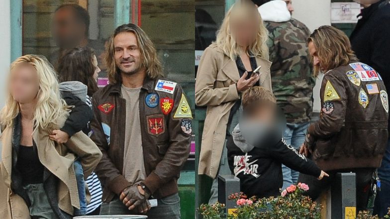 Piotr Stramowski spaceruje i zajada się kebabem