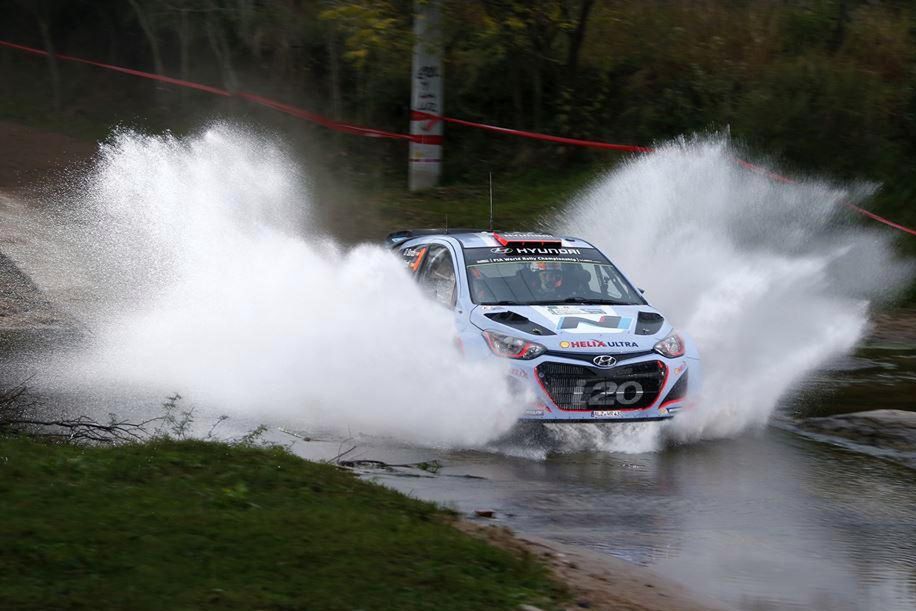 Thierry Neuville uczy, jak pokonywać wielkie kałuże