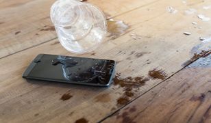 Twój smartfon zalany? Nigdy go nie susz w taki sposób