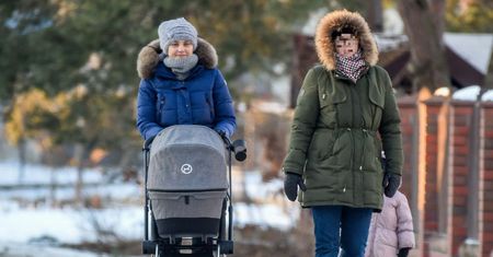 Opatulona Socha z córkami na spacerze (ZDJĘCIA)